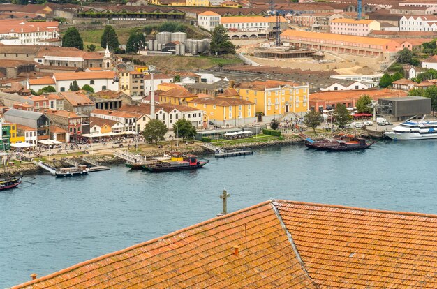 Foto vista aérea do rio douro e do passeio marítimo do porto com os barcos clássicos rabelas