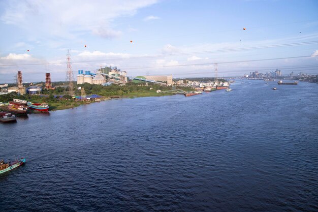 Vista aérea do rio e área industrial com céu azul em NarayanganjBangladesh