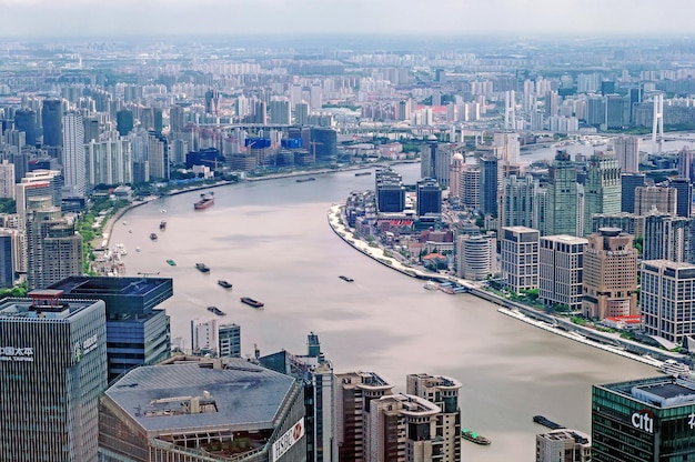 Vista aérea do rio em meio a edifícios modernos na cidade