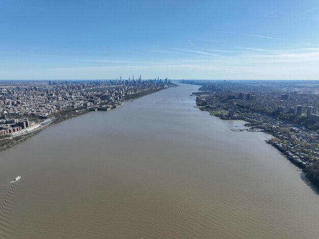 Vista aérea do Rio Hudson e Nova Jersey e Nova York com céu azul