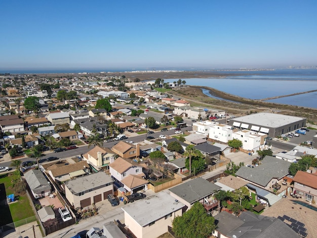 Vista aérea do Rio Otay e do Refúgio Nacional da Baía de San Diego de Imperial Beach, San Diego, Califórnia