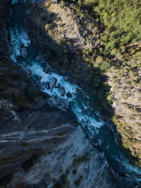 Vista aérea do rio que flui no fundo da natureza do cânion