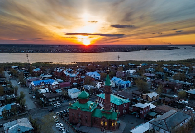 Vista aérea do rio tom. cidade de tomsk no pôr do sol. sibéria, rússia.