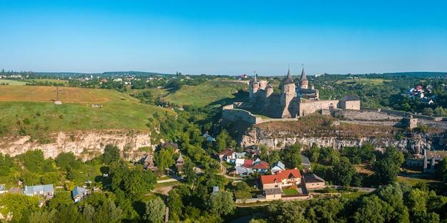 Vista aérea do romântico castelo medievel de pedra no topo da montanha