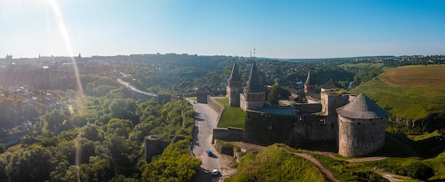 Vista aérea do romântico castelo medievel de pedra no topo da montanha