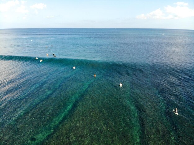 Vista aérea do surfista nas ondas surfistas em sua prancha esperando as ondas grandes