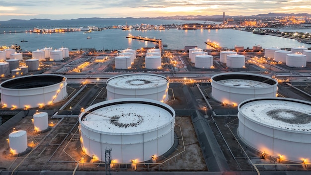 Vista aérea do tanque de armazenamento de instalações industriais de terminais de petróleo e produtos petroquímicos.