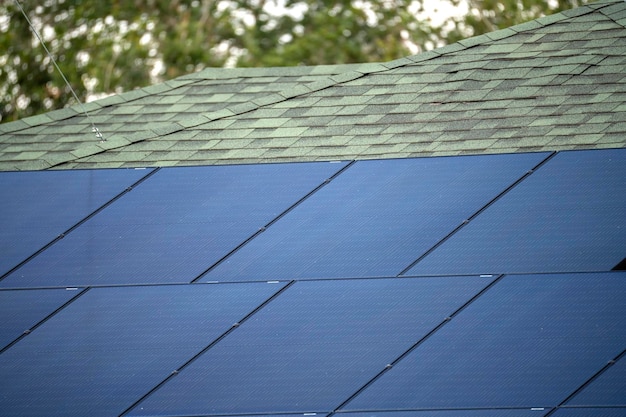 Vista aérea do telhado de edifício americano típico com painéis solares fotovoltaicos azuis para produzir energia elétrica ecológica limpa Investir em eletricidade renovável para o conceito de renda de aposentadoria