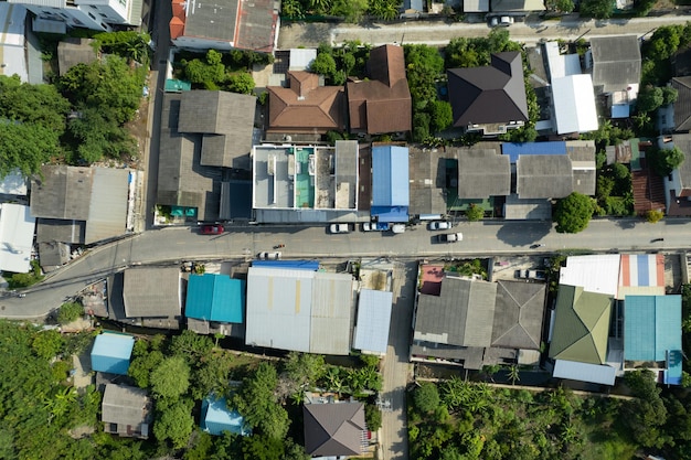 Vista aérea do telhado de uma casa com um carro levado por um drone vista superior da estrada