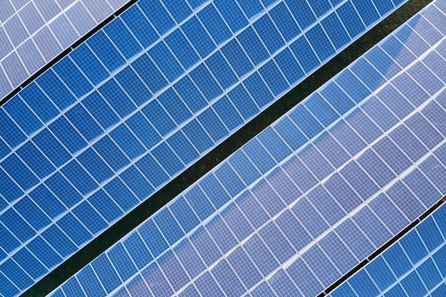 Vista aérea do telhado do edifício com fileiras de painéis solares fotovoltaicos azuis para produzir energia elétrica ecológica limpa Eletricidade renovável com conceito de emissão zero