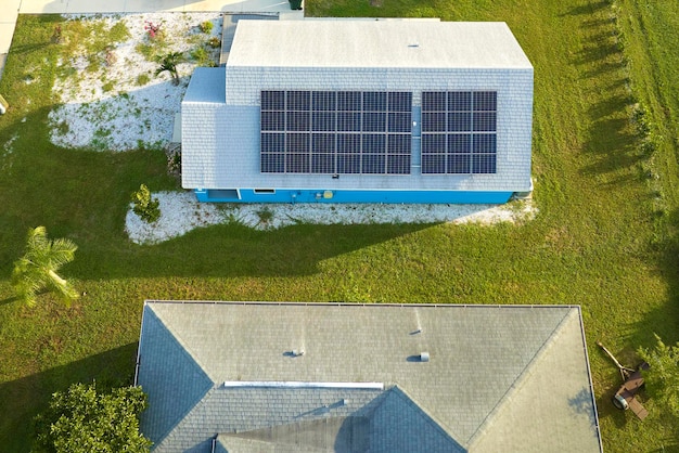 Vista aérea do telhado do edifício com fileiras de painéis solares fotovoltaicos azuis para produzir energia elétrica ecológica limpa Eletricidade renovável com conceito de emissão zero