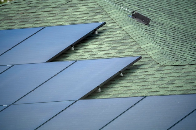 Vista aérea do telhado doméstico americano regular com painéis solares fotovoltaicos azuis para produzir energia elétrica ecológica limpa Eletricidade renovável com conceito de emissão zero