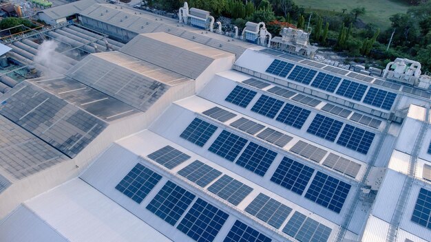 Vista aérea do telhado solar da fábrica em ambiente ecológico