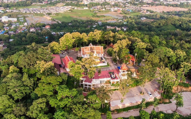 Vista aérea do templo na colina ao pôr do sol em wat phra that kao noi nan tailândia