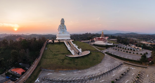 Vista aérea do templo Wat Huay Pla Kang com Guanyin e igreja ao pôr do sol na província de Chiang Rai