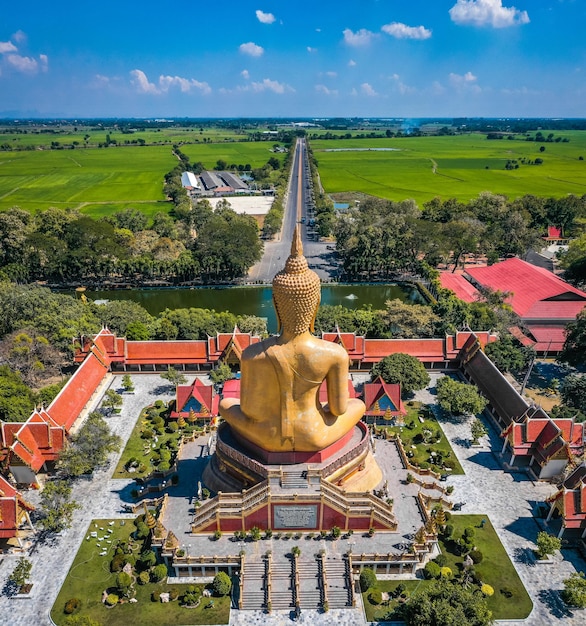 Vista aérea do templo Wat Pikul Thong Phra Aram Luang ou Wat Luang Por Pae com Buda gigante em Sing Buri Tailândia