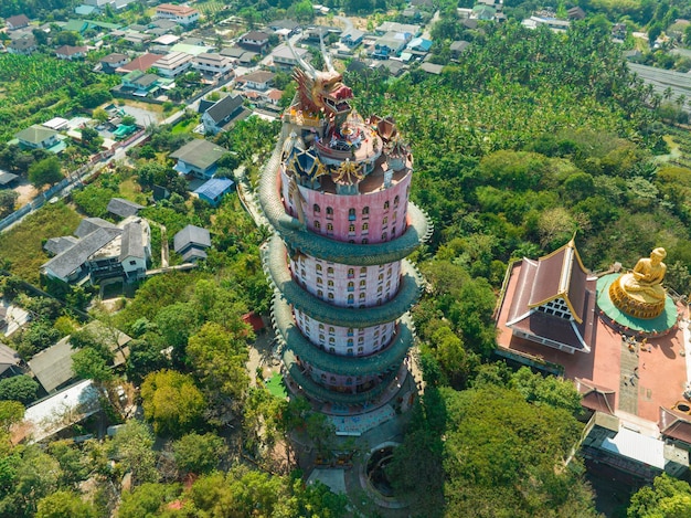 Vista aérea do templo Wat Samphran Dragon no distrito de Sam Phran em Nakhon Pathom