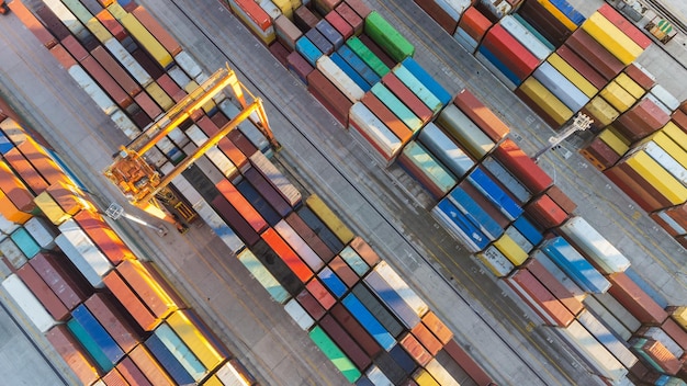 Foto vista aérea do terminal portuário de contentores de transporte marítimo padrão colorido de contêineres no porto marítimo