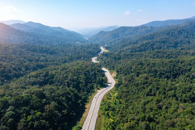 Foto vista aérea do tráfego na estrada nas montanhas