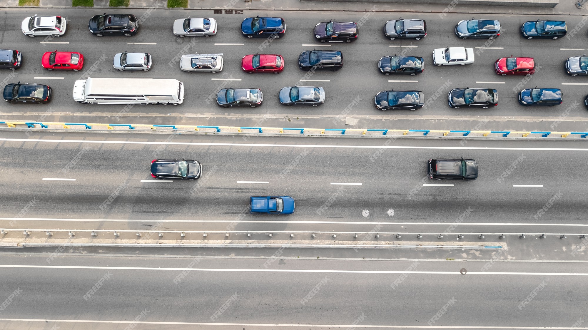 topo Visão rodovia com tráfego geléia. muitos diferente carros em cidade  rua. transporte problema, urbano transporte em emperrado estrada vetor  ilustração 21934403 Vetor no Vecteezy