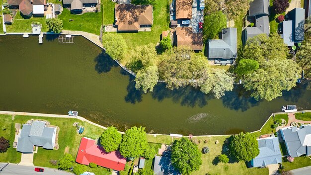 Foto vista aérea do tranquilo bairro suburbano ao lado do lago varsóvia