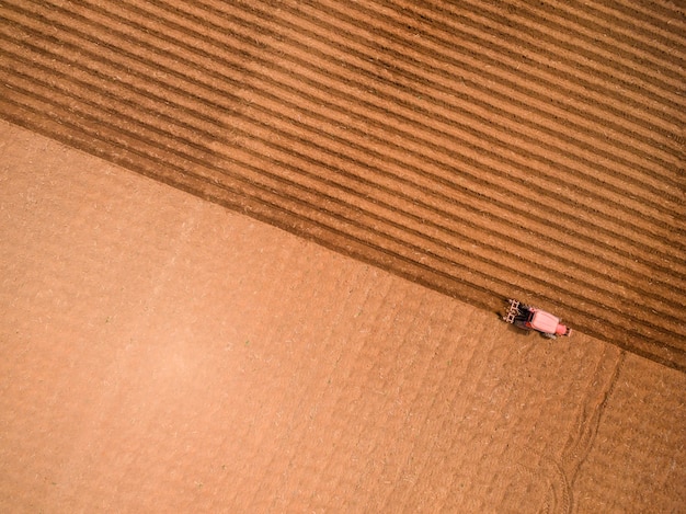 Vista aérea do trator em preparar um campo