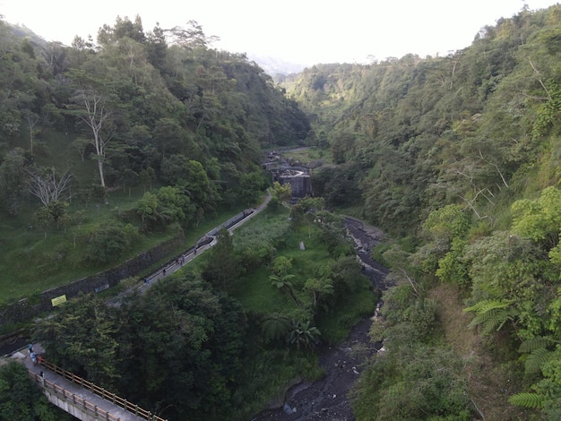 Vista aérea do vale com pequeno rio em Pluyon Merapi Mount Indonésia