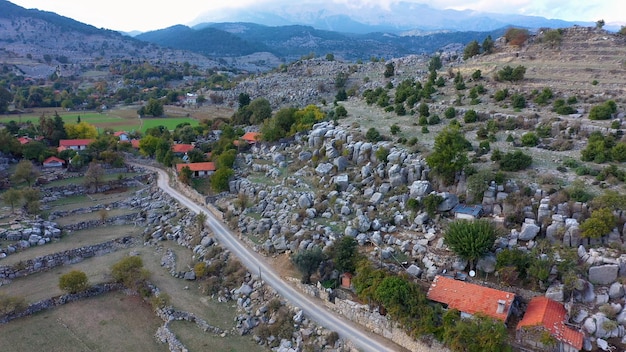 Vista aérea do vale da montanha com formações rochosas únicas e pitoresca cena rural