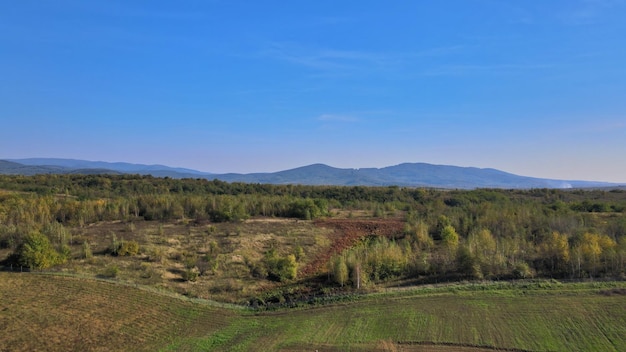 Vista aérea do vale da montanha da paisagem natural do outono do campo com belo panorama