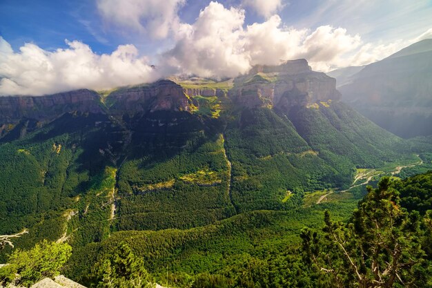 Vista aérea do vale de Ordesa nos Pirenéus de Espanha