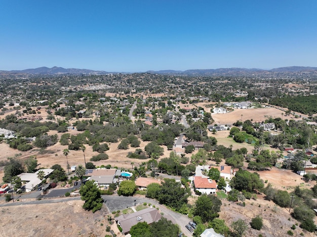 Vista aérea do vale seco e terra com casas e celeiro em Escondido, San Diego, Califórnia