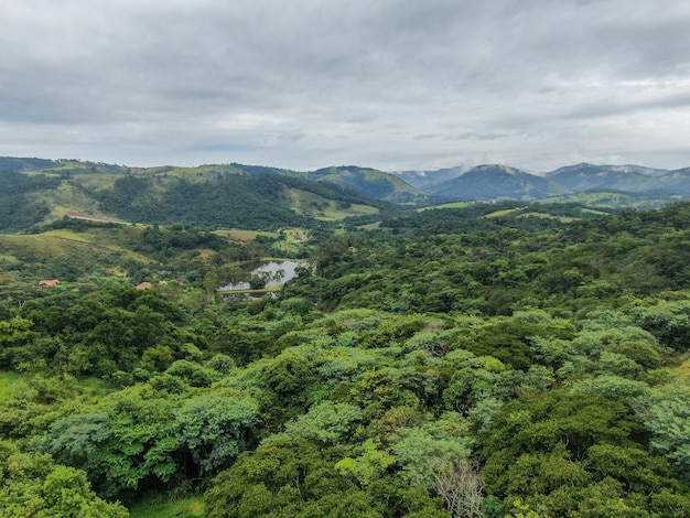 Vista aérea do vale tropical de Monte Alegre do Sul Brasil destino rural