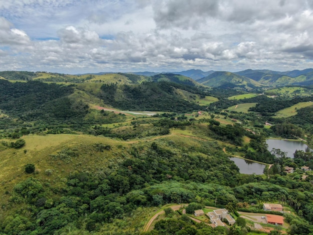 Vista aérea do vale tropical de Monte Alegre do Sul Brasil destino rural