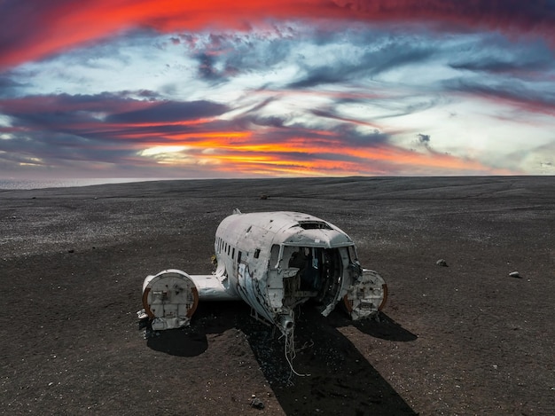 Vista aérea do velho avião caído abandonado na praia de solheimasandur perto de vikiceland