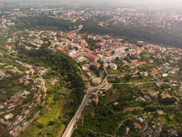 Vista aérea do verão do centro da cidade em Kamyanets-Podilsky, Ucrânia.