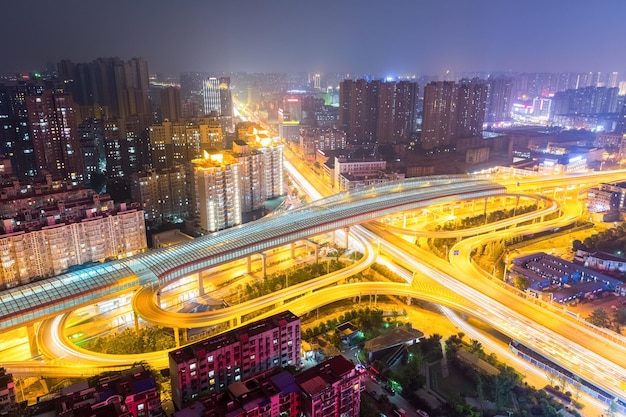 Vista aérea do viaduto de intercâmbio da cidade à noite wuhan China
