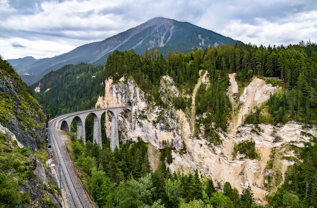 Vista aérea do viaduto landwasser na suíça