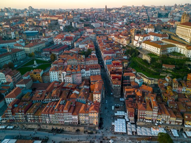 Vista aérea do vibrante bairro de Ribeira, na cidade de Porto, Portugal, ao pôr-do-sol