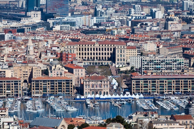 Vista aérea do Vieux Port com a Câmara Municipal, a Igreja dos Accoules e o Hotel Dieu