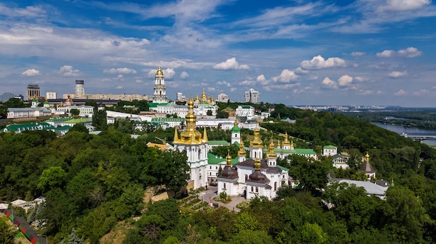 Vista aérea do zangão de igrejas de Kiev Pechersk Lavra em colinas de cima, paisagem urbana da cidade de Kiev, Ucrânia