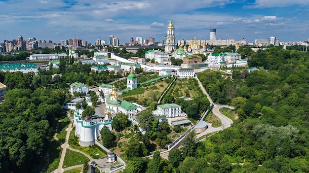 Vista aérea do zangão de igrejas de Kiev Pechersk Lavra em colinas de cima, paisagem urbana da cidade de Kiev, Ucrânia
