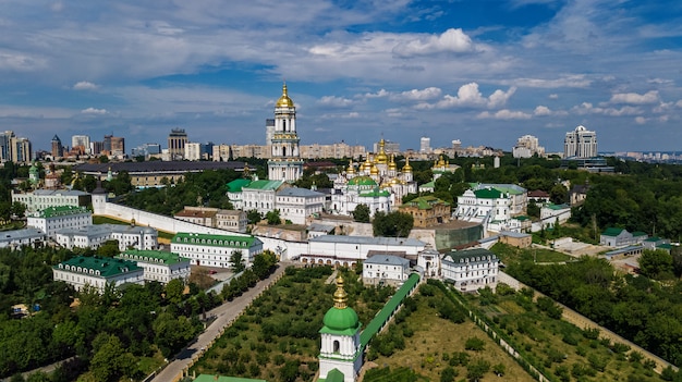 Vista aérea do zangão de igrejas de Kiev Pechersk Lavra em colinas de cima, paisagem urbana da cidade de Kiev, Ucrânia