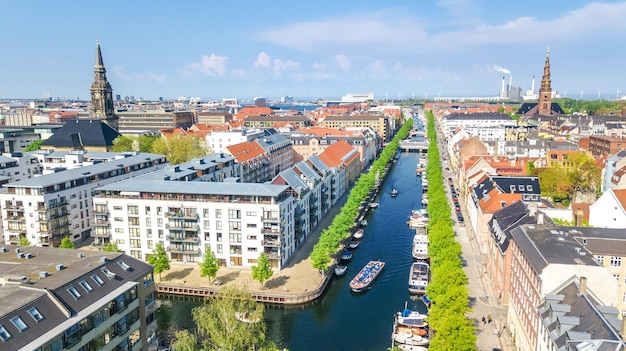 Vista aérea do zangão do horizonte de Copenhaga de cima do porto e do canal histórico do cais de Nyhavn