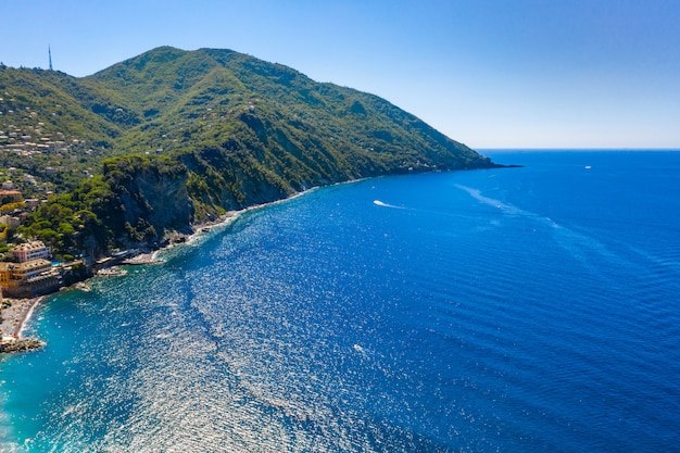 Vista aérea do zangão na praia do mar Adriático, Camogli, Ligúria.