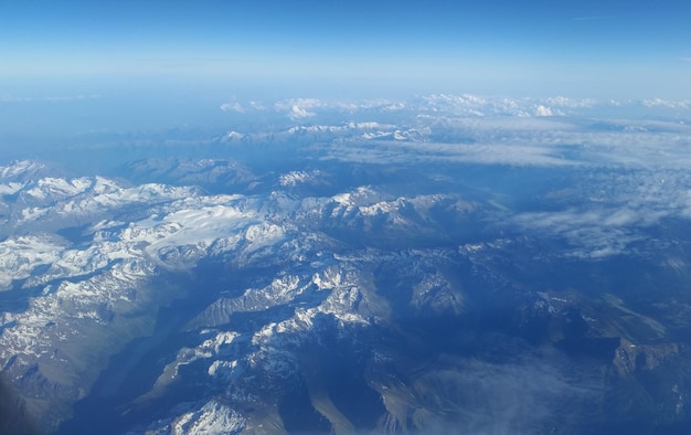 Vista aérea dos Alpes suíços de avião