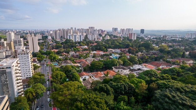 Vista aérea dos arranha-céus de São José dos Campos São Paulo Brasil ao fundo