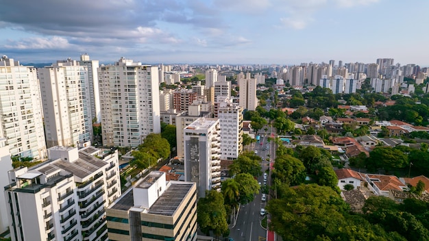 Vista aérea dos arranha-céus de São José dos Campos São Paulo Brasil ao fundo