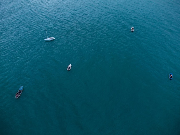 Vista aérea dos barcos de pesca no mar