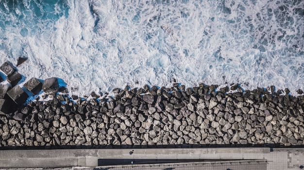 Vista aérea dos blocos do cubo de cimento que protegem a costa das ondas puerto de las nieves nas Ilhas Canárias Gran Canaria, Espanha.