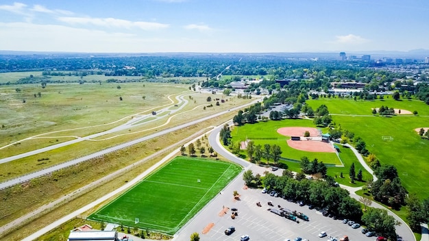 Vista aérea dos campos de beisebol nos subúrbios.